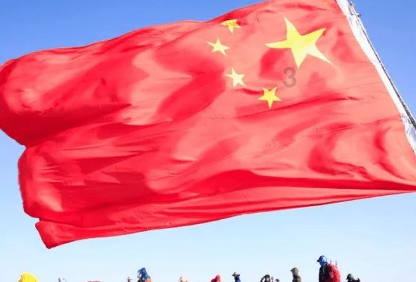 凯莉詹娜一袭黑色薄纱透视裙出街巴黎,耐心为粉丝签名,魅力时尚
