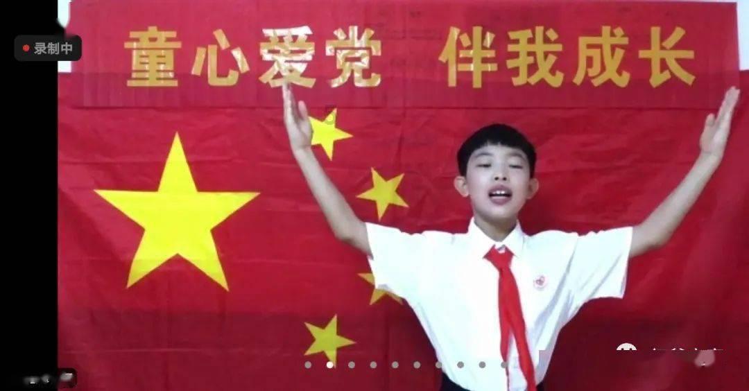 女孩坐缆车悬空被挂车外，游客扔掉雪橇飞奔上前，众人合力救下